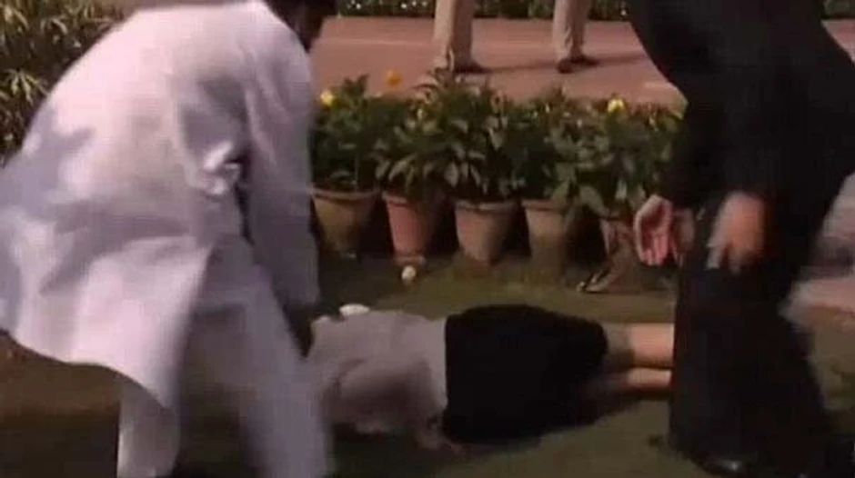 ...i našla se na zemlji!