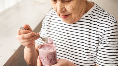 seniorzy powinni jeść codziennie. dba o stawy, oczyszcza jelita i wzmacnia odporność usuwać toksyny z organizmu dieta dla seniora