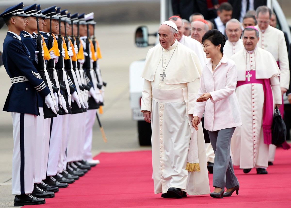 Papież Franciszek wylądował w Korei Południowej, gdzie na lotnisku w Seulu powitała go prezydent Park Gyeun-Hie