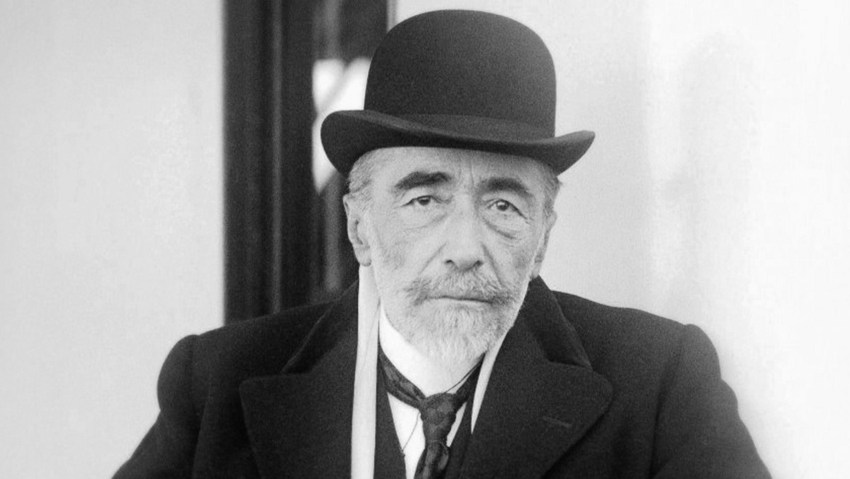 W roku 1895, mając 37 lat, Joseph Conrad wydał swoją pierwszą książkę, Szaleństwo Almayera. Można by powiedzieć, że pojawił się w literaturze angielskiej jak meteor. 