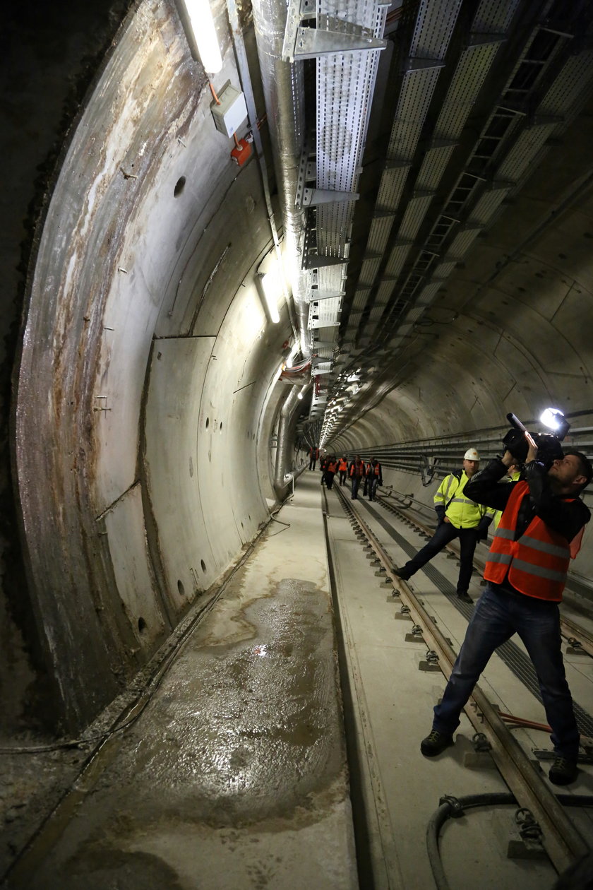 Cieknący tunel metra pomiędzy stacjami Stadion Narodowy i Centrum Nauki Kopernik