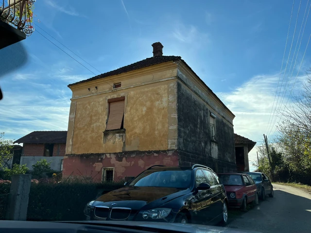 Ovo je rodna kuća Anite Stanojlović kod Kruševca, fasada otpada, vlaga i buđ