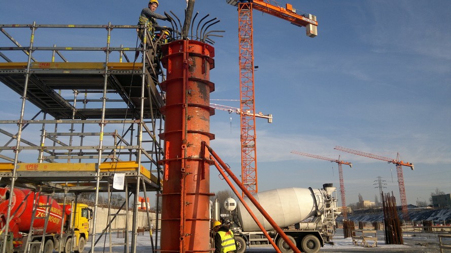 Na drugim poziomie, ulokowanym 16,5 metra pod ziemią, znajdzie się stacja kolejowa z czterema peronami i ośmioma torami. Na poziomie ulicy znajdą się główne wejścia do budynku – wschodnie i zachodnie, a także poboczne wejścia ze strony północnej i południowej. Źródło: NLF Torpol-Astaldi s.c.