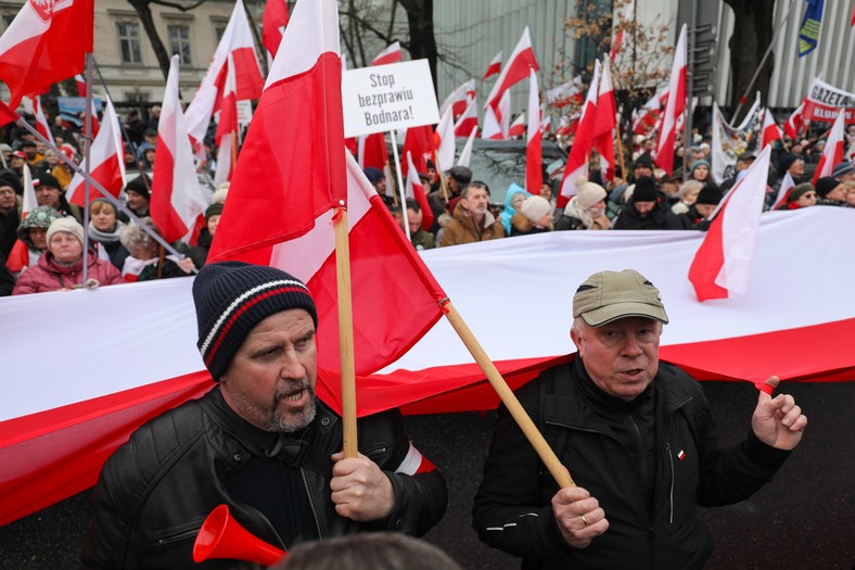 Protestujący pojawili się pod Trybunałem Konstytucyjnym z flagami i transparentami