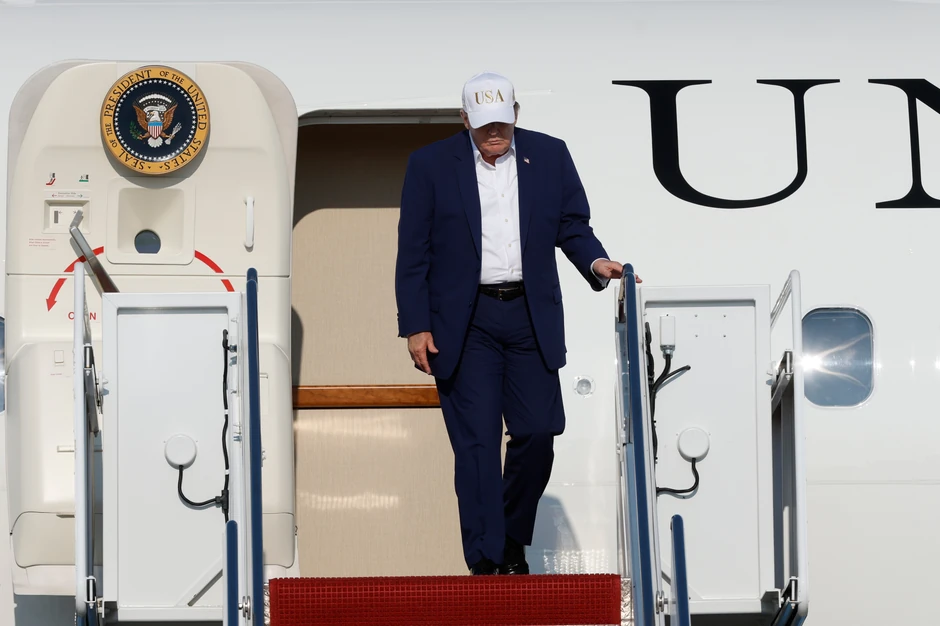 Donald Tramp izlazi iz Air Force One-a