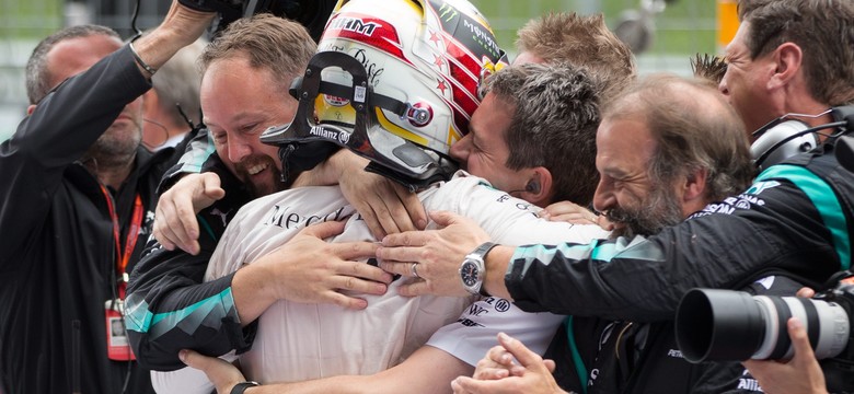 Formuła 1: Hamiltona po dramatycznej końcówce wygrał GP Austrii