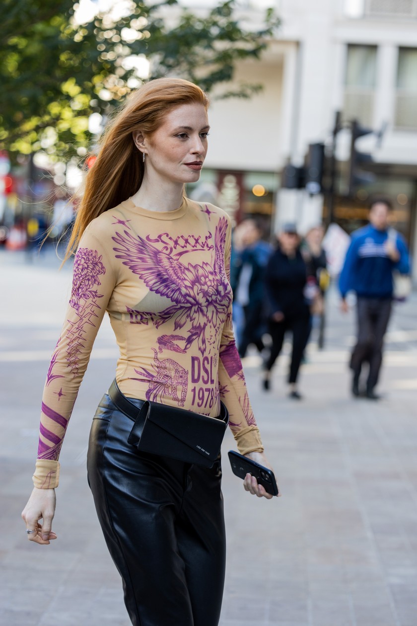  In Mesh-Oberteil und Lederhose gekleidet erschien diese Besucherin der Huishan-Zhang-Show am 17. September zur London Fashion Week.