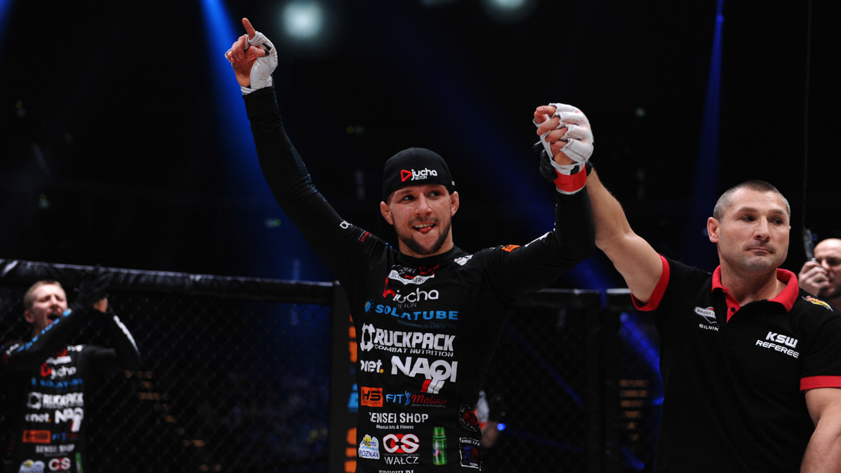 Mateusz Gamrot kontynuuje swój zwycięski marsz w MMA. Popularny "Gamer" na gali KSW 29 "Reload" w Krakowie zdecydowanie wygrał na punkty ze znacznie bardziej doświadczonym Łukaszem Chlewickim i jest coraz bliżej walki o pas KSW w wadze lekkiej.