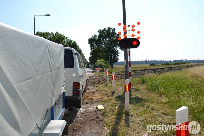 Pociąg wypadł z torów. Wagony leżą w rowie