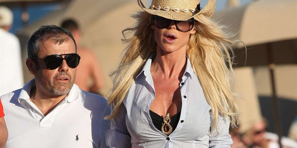 Victoria Silvsted Piękna szwedzka modelka Victoria Silvstedt jest po uszy zakochana. I nie przeszkadza jej, że ukochany jest od niej niższy o głowę.