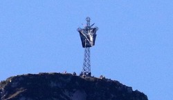 Ktoś wywiesił baner na krzyżu na Giewoncie. "Byłem przybyszem, a nie przyjęliście mnie"