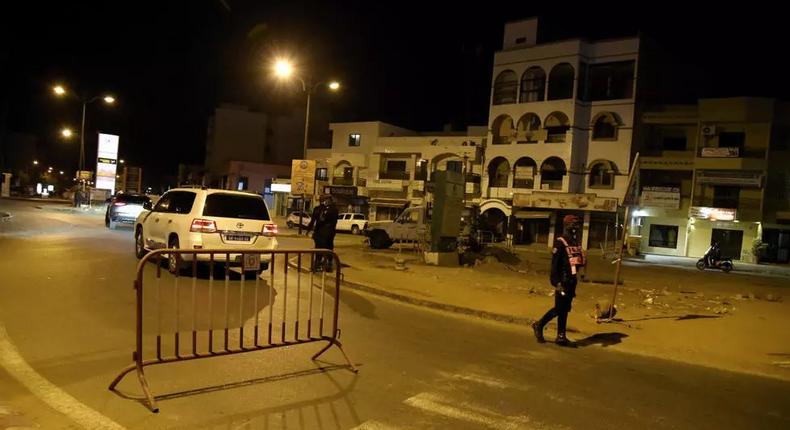 Couvre-feu à Dakar : des policiers en patrouille