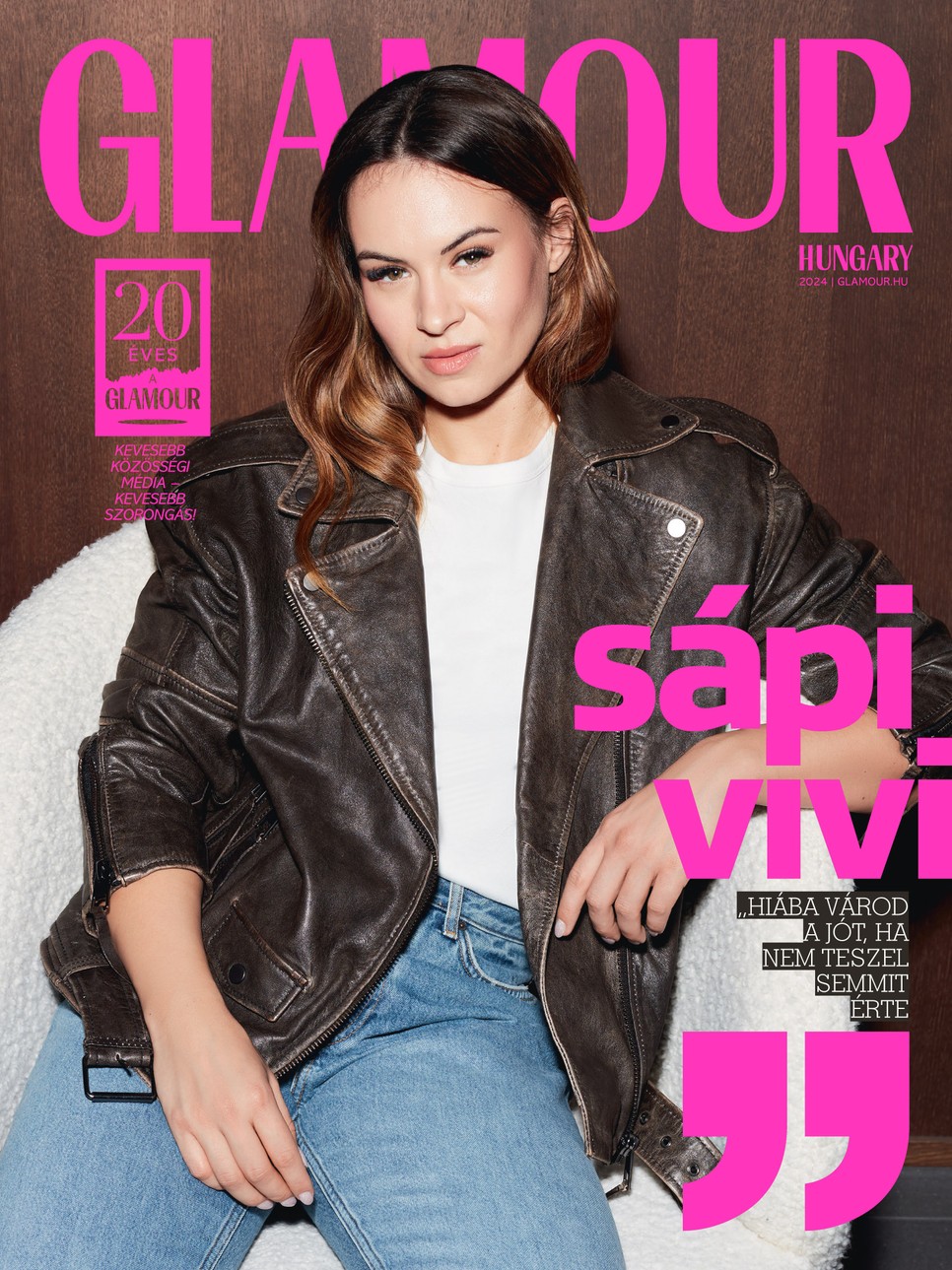 Sápi Vivien az elmúlt években annyiszor került rajta kívül álló okokból teljesen új helyzetekbe, hogy ezek megtanították arra, hogy egy ponton azt mondja: jöjjön, aminek jönnie kell – Bőrdzseki RESERVED, Póló ZARA, Farmer COS