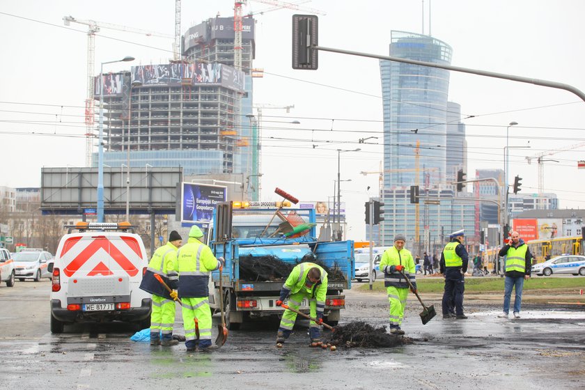 Plac Zawiszy sprzątanie.