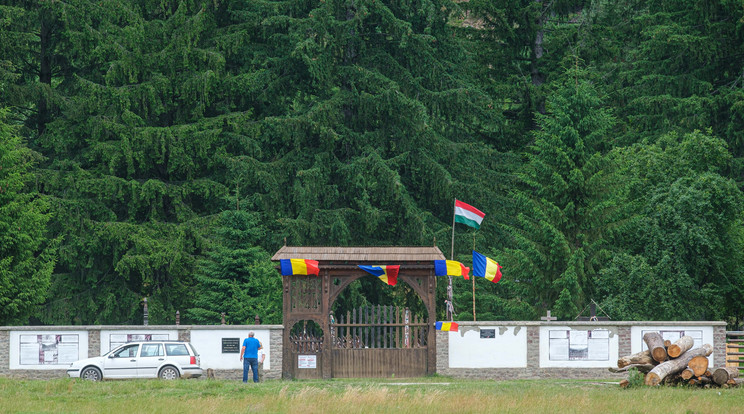 Az ismeretlen tettesek a temető falán elhelyezett (a képen) magyar-román feliratú táblákat rongálták meg / Fotó: MTI/Veres Nándor