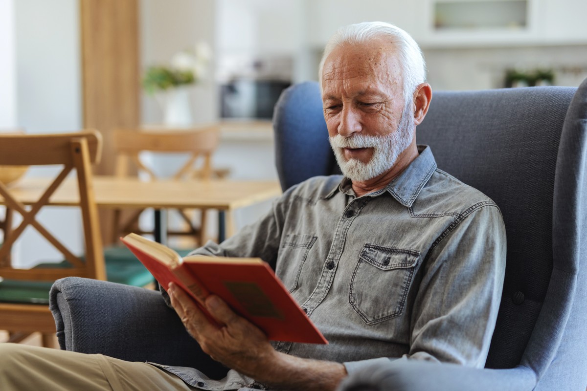 senior czytać czytanie mężczyzna