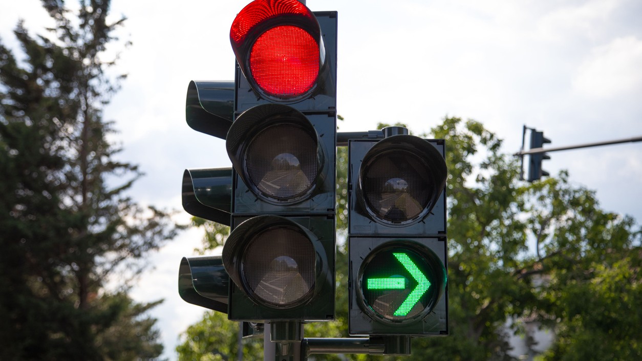 Semafor s červeným svetlom a doplnkovou svietiacou zelenou šípkou doprava. Na Slovensku môžete prejsť takouto križovatkou bez zastavenia, v Poľsku zastaviť musite.