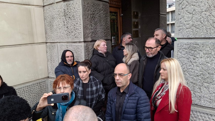 Dolazak roditelja ubijenog Andreja sa roditeljima iz Ribnikara, Dubone i Orašja u Viši sud u Nišu