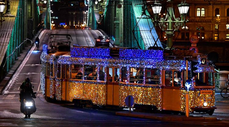 Adventi fényvillamos a budapesti Szabadság hídon, a 47-es villamos vonalán 2020. november 27-én