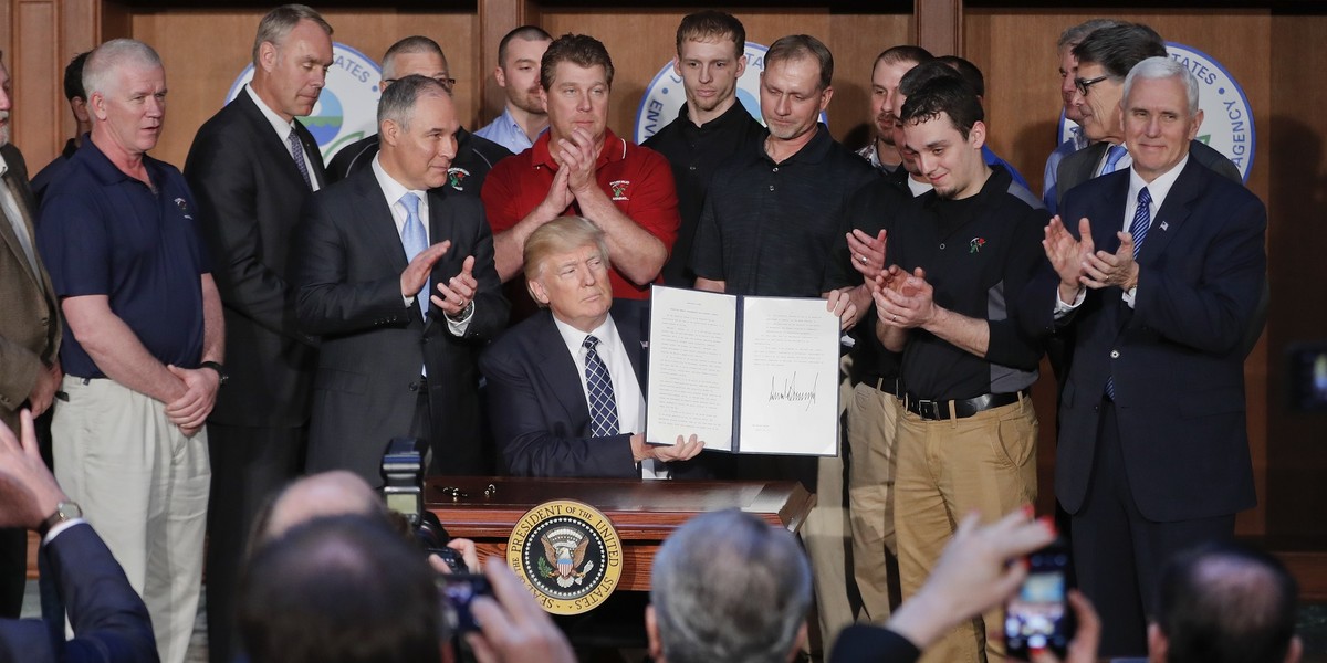 Donald Trump podpisał dekret o niezależności energetycznej w siedzibie EPA w obecności górników