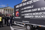 Furgonetka fundacji Pro-Prawo do życia z hasłem Stop pedofilii na Placu Bankowym. Warszawa. 10.09.2020 r. 