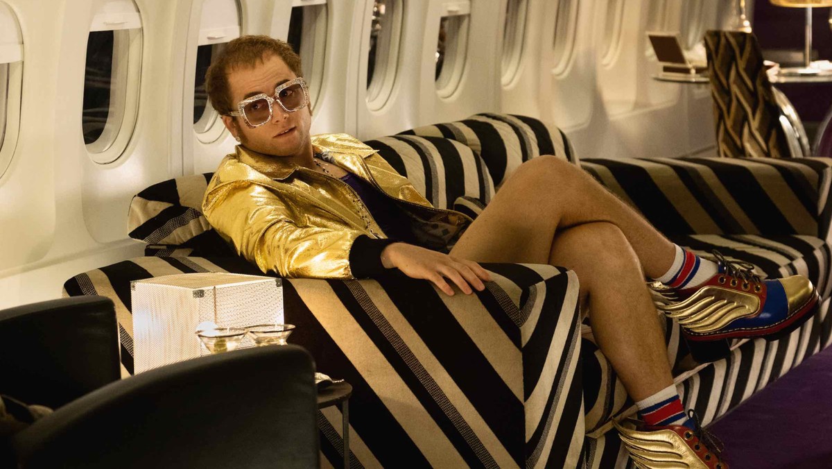 Producenci filmu "Rocketman" o Eltonie Johnie mieli naciskać na reżysera, Dextera Fletchera, żeby usunął z filmu sceny gejowskiego seksu. Chcieli, żeby produkcja otrzymała kategorię wiekową od 13 lat, aby obraz dotarł do jak najszerszej publiczności.