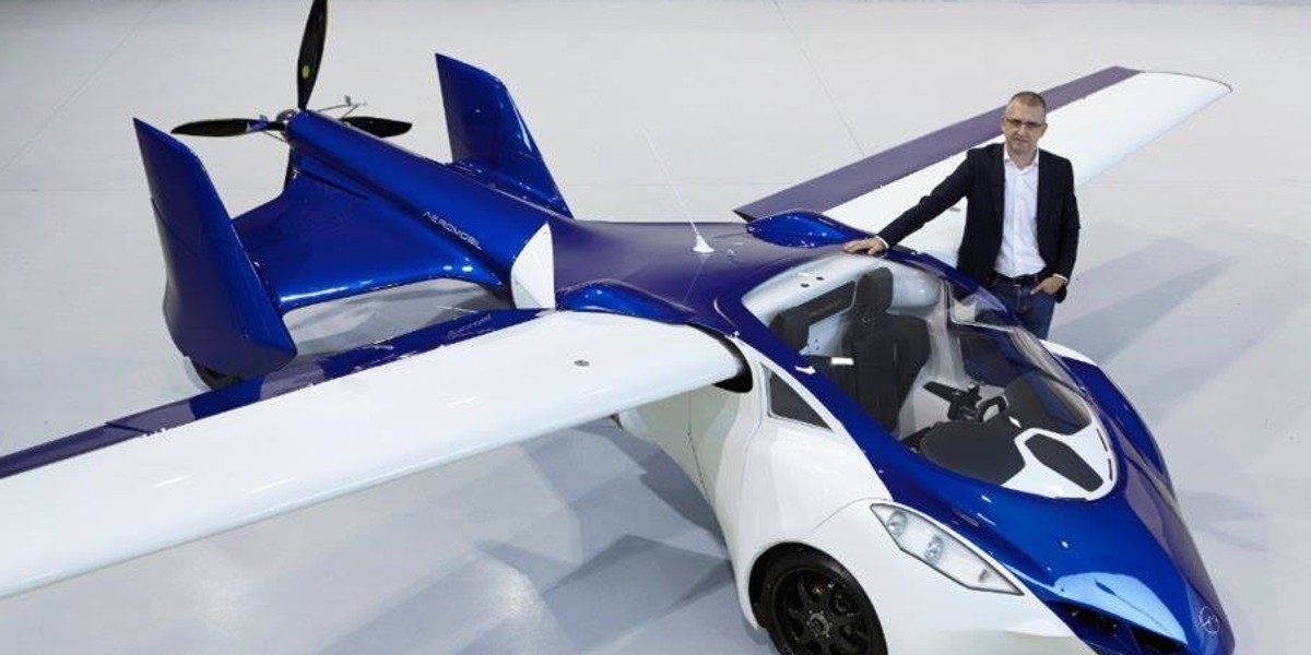 Na lądzie AeroMobil ma poruszać się z maksymalną prędkością 160 km/h i na jednym baku przejechać do 700 km. W powietrzu ma poruszać się z prędkością 300 km/h