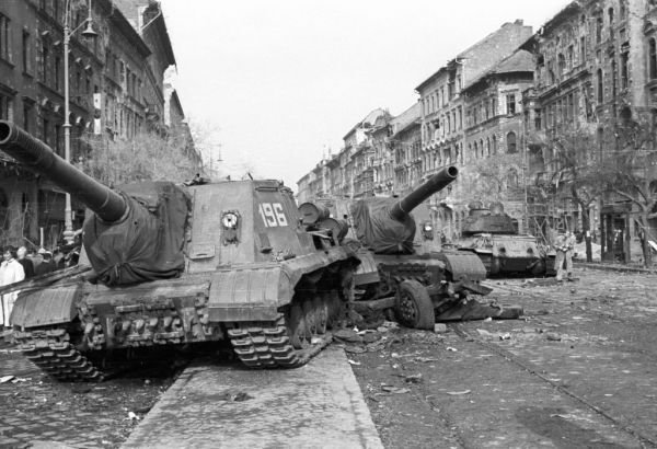 Zniszczony radziecki sprzęt wojskowy na ulicach Budapesztu, listopad 1956 roku (fot. FORTEPAN/Nagy Gyula, opublikowano na licencji Creative Commons Attribution-Share Alike 3.0 Unported).