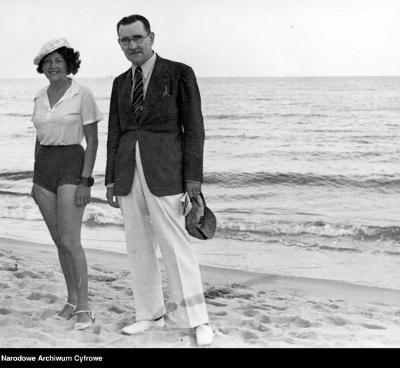 Władysław Korsak z żoną na plaży, lata trzydzieste