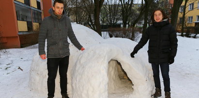 Wybudowali igloo przed blokiem