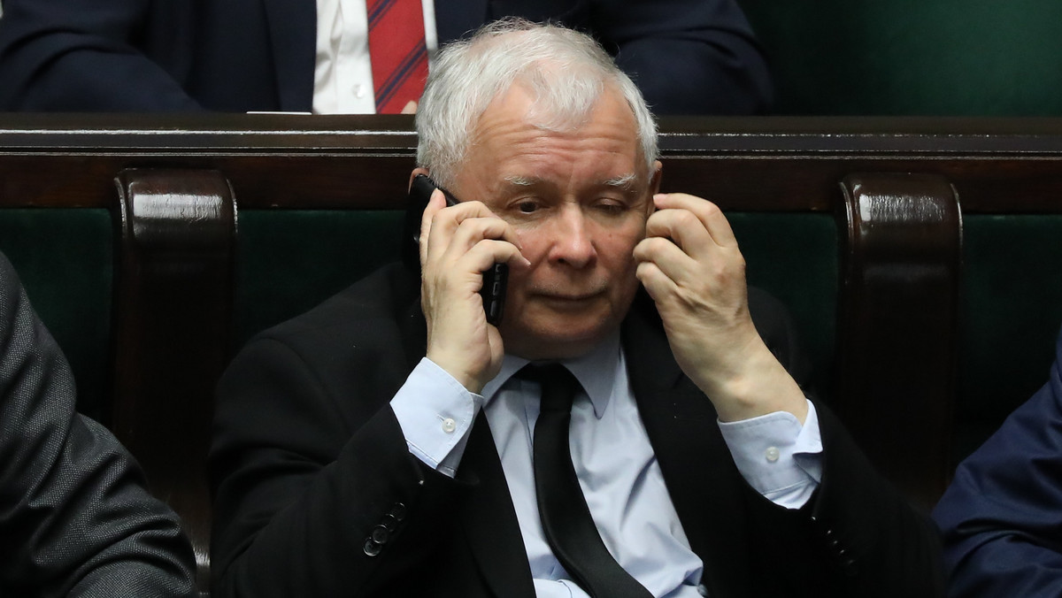 Prezes PiS już od dwóch tygodni przebywa w szpitalu. Wszystko z powodu chorego kolana. Dziś "Super Express" poinformował, że Jarosław Kaczyński cierpi na infekcję bakteryjną kolana. Stan zdrowia lidera Zjednoczonej Prawicy skomentował Jarosław Gowin.