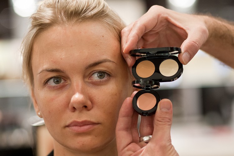 Bobbi Brown poleca dwuetapową aplikację korektora. Najpierw należy nałożyć korektor o podtonie różowym (niweluje cienie pod oczami) a następnie korektor o podtonie żółtym (rozjaśni okolice oczu i sprawi, że nie będą się odróżniały od reszty twarzy). Połączenie trzech tych dwóch odcieni daje idealny, naturalny efekt.