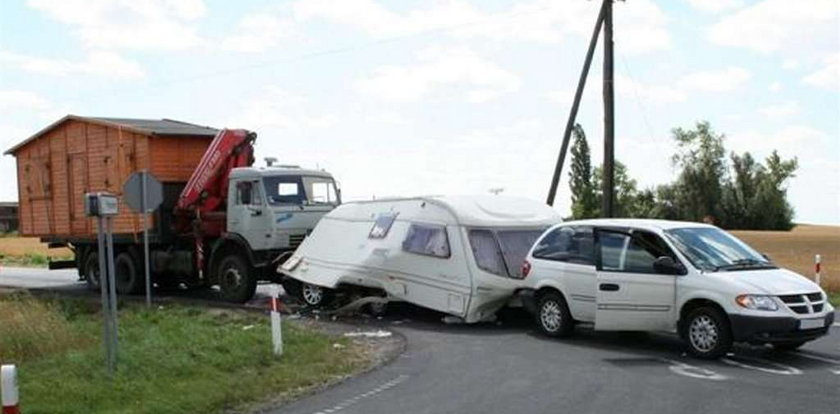 Ale wypadek! BMW wjechało do przyczepy kempingowej! FOTO