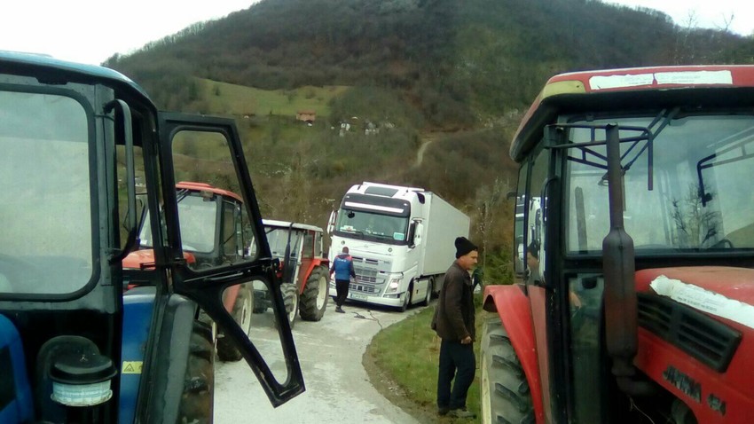 Četvorica prijatelja traktorima izvlačili zaglavljeni kamion