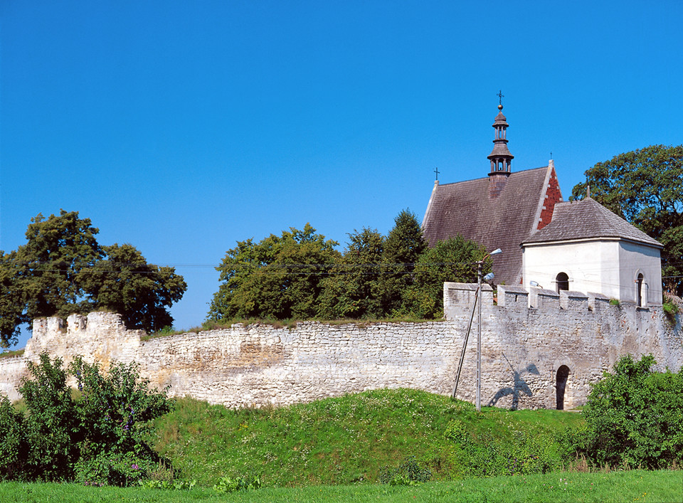 Szydłów - kościół św. Władysława i dzwonnica za murami miejskimi