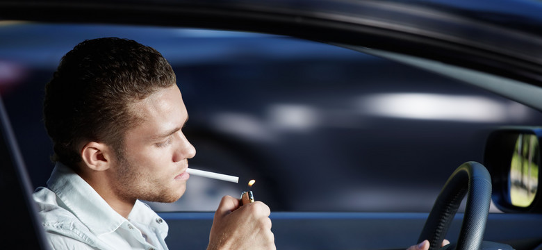 Zakazać palenia papierosów w samochodzie przy dziecku?