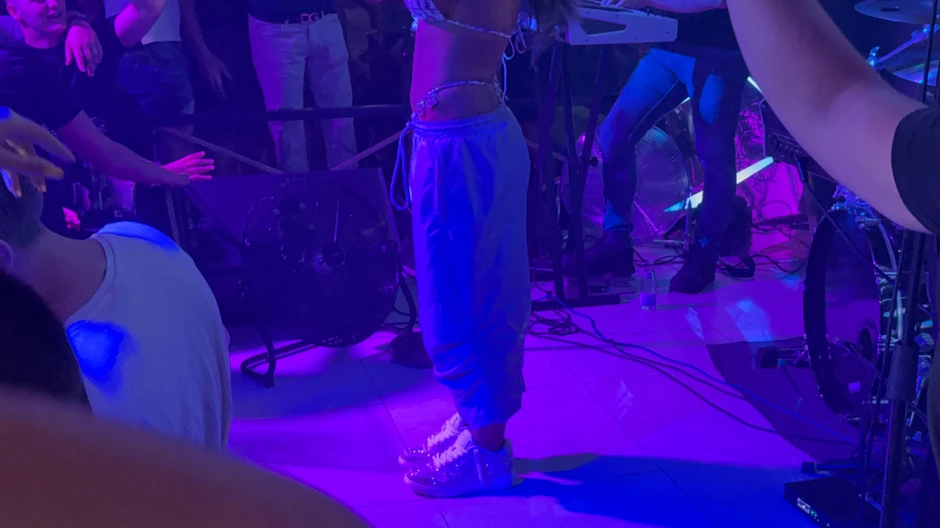 Sandra Afrika na nastupu u bikiniju i patikama