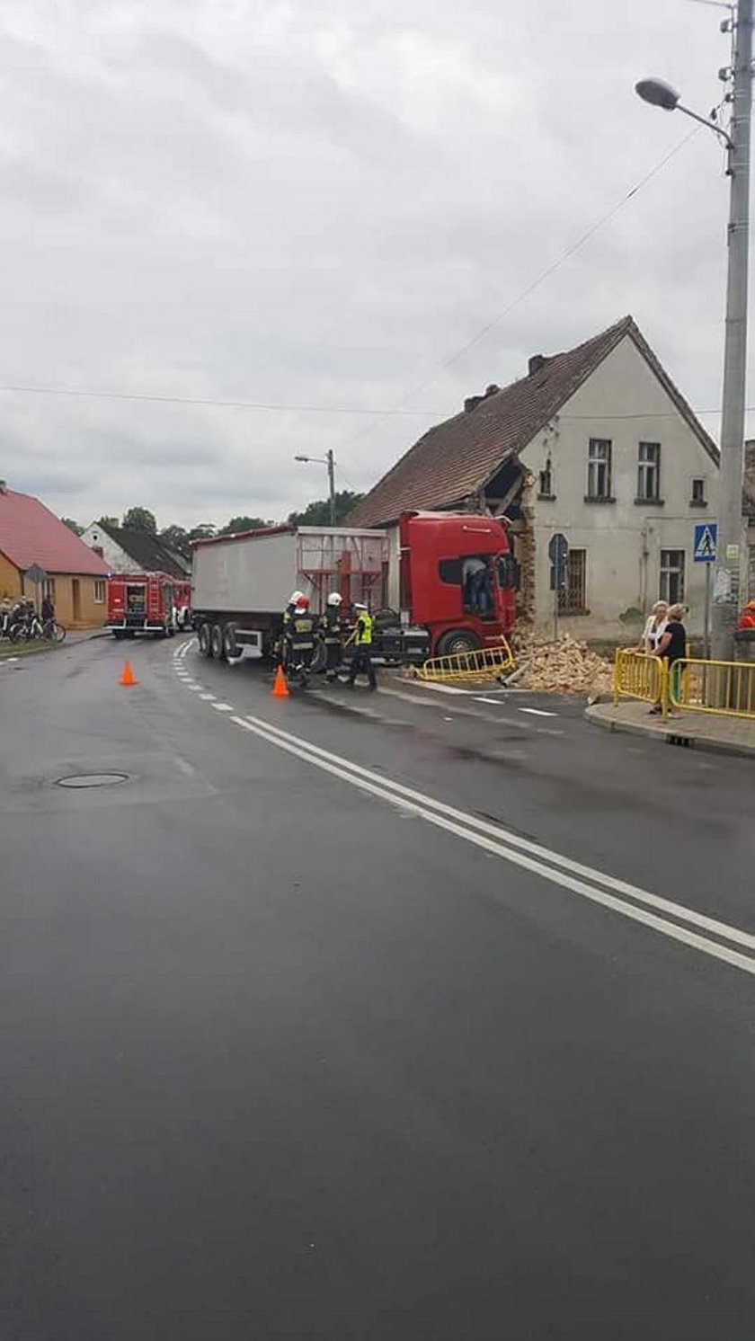 Ciężarówka wjechała w budynek. Zawiniła pszczoła