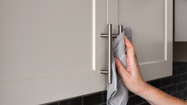 nasącz tym szmatkę i przetrzyj szafki kuchenne! będą lśniły i pożegnasz tłuste plamy na dobre