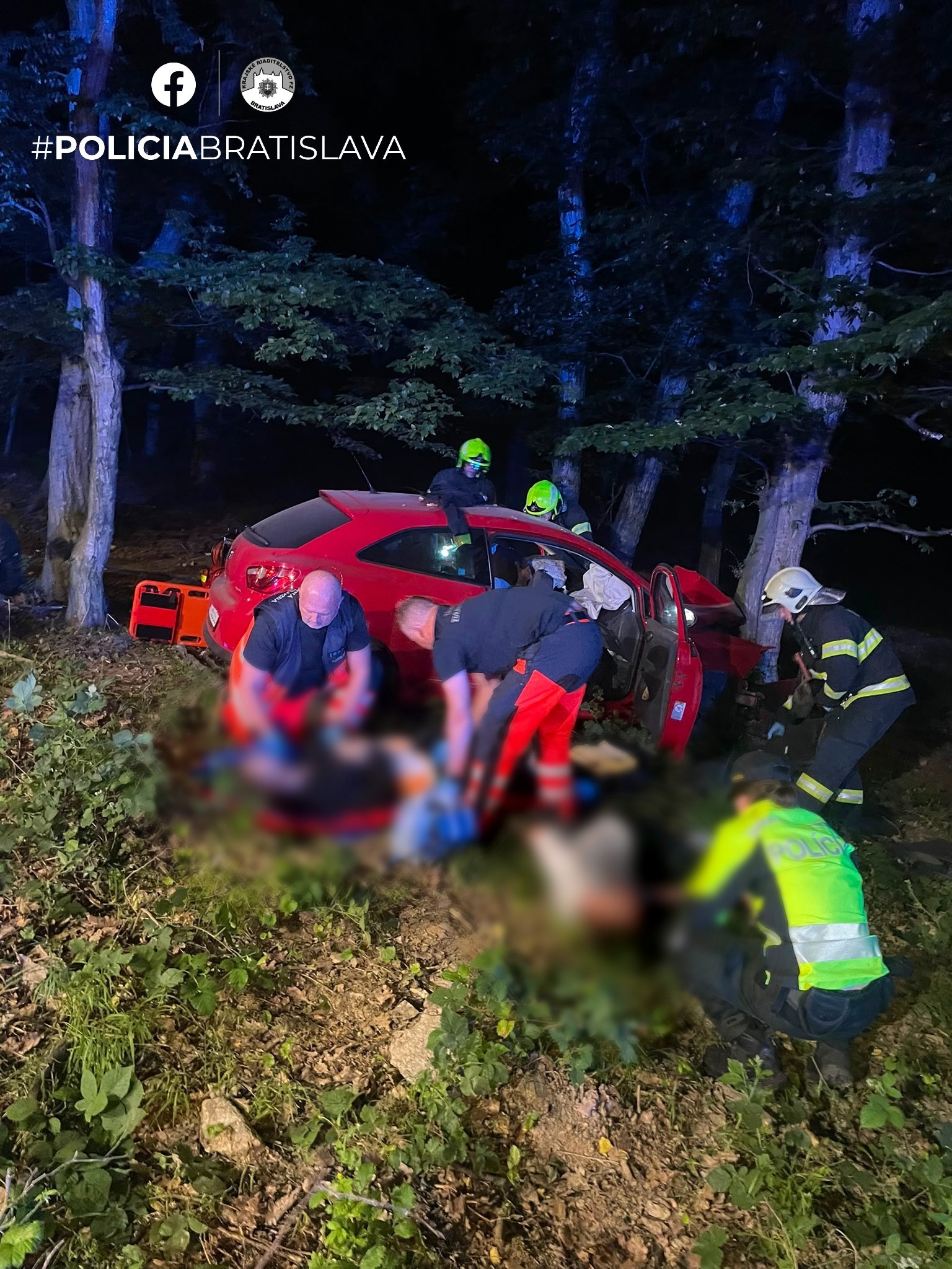 Polícia vyšetruje nočnú nehodu na Ceste na Kamzík, zranili sa piati ľudia.