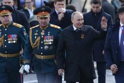 Parada Zwycięstwa na placu Czerwonym. Od lewej: naczelny dowódca sił lądowych Oleg Salukow, minister obrony Siergiej Szojgu i Władimir Putin, Moskwa, 9 maja 2022 r.