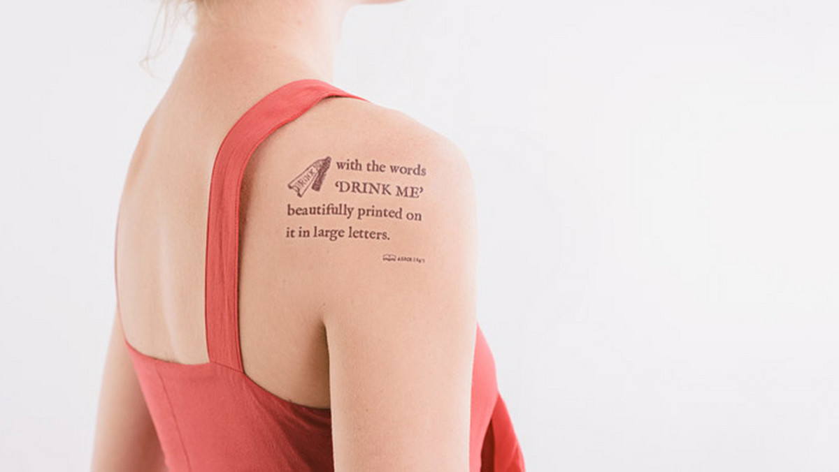 Amerykańska firma Litographs, zajmująca się produkcją gadżetów inspirowanych literaturą, chce wytatuować pełny tekst "Alicji w Krainie Czarów" Lewisa Carolla na ciałach 2,5 tysiąca osób, tworząc tym samym najdłuższy na świecie łańcuch ludzi posiadających jeden wspólny tatuaż – całą powieść.