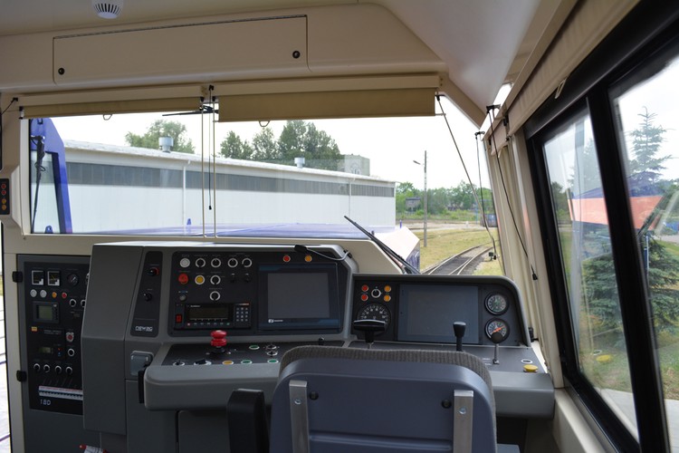 Komfort pracy maszynisty jest dziś o niebo większy niż wcześniej. W pojazdach SM42 po modernizacji każdy maszynista ma do dyspozycji klimatyzowaną kabinę z dwoma ergonomicznymi pulpitami. Projektant wymyślił też obniżone przedziały maszynowe i panoramiczne szyby, które dają lepszą widoczność niż wcześniej.