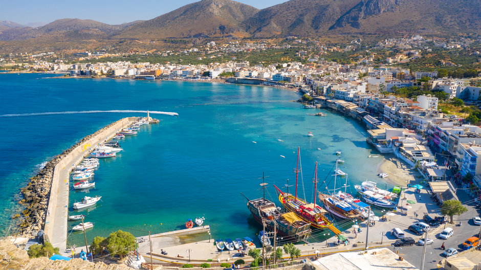 Hersonissos, Kreta, Grecja. Widok na wybrzeże i port