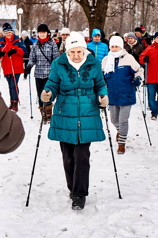 Pani Aleksandra świętowała swoje 92. urodziny na zajęciach nordic walking