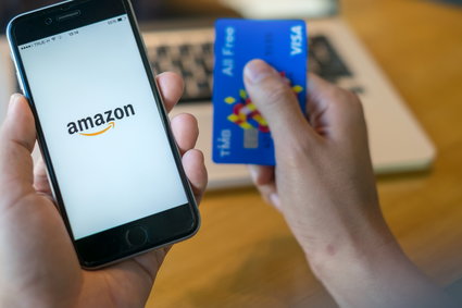 Brytyjskie media: Amazon sprzedaje napisane przez AI książki z kłamstwami o zdrowiu króla