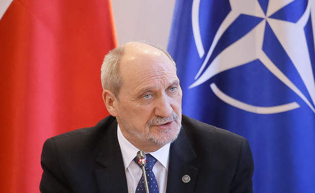 Macierewicz tłumaczy posłom, dlaczego wznawia badanie katastrofy smoleńskiej. "Ślepota na fakty!"