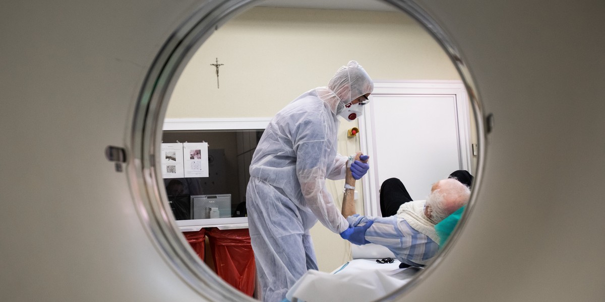 Pracownicy służby zdrowia, zwłaszcza ci, którzy pracują na oddziałach zakaźnych, są wyjątkowo narażeni w czasie epidemii. W wielu krajach wśród ofiar COVID-19 znaleźli się lekarze i pielęgniarki. [Zdjęcie ilustracyjne]