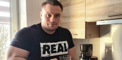 Strongman i bohater "Goggleboxa" po raz pierwszy pokazał ukochaną. Fani nie kryją zachwytu. "Ależ piękna" 