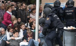 Hiszpania: Policja w Barcelonie użyła gumowych kul. 2 rannych protestujących